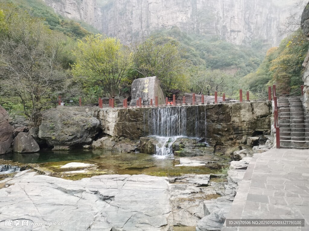 山间溪流旁的游人景致