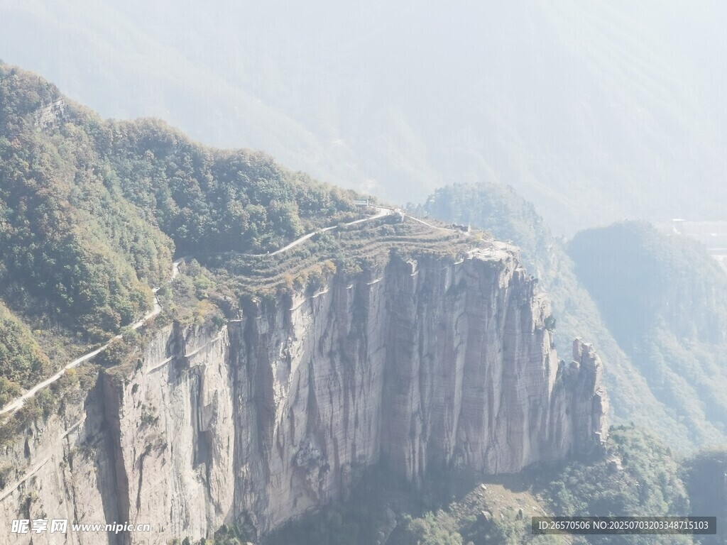 悬崖边蜿蜒公路