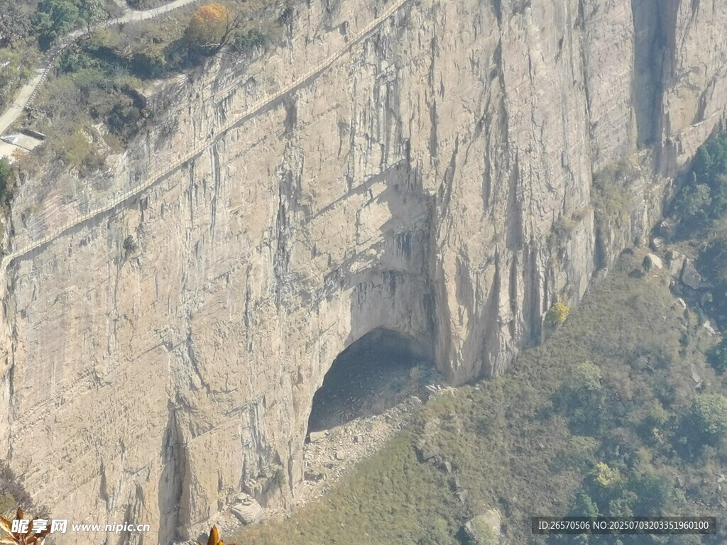 悬崖峭壁上的神秘洞穴