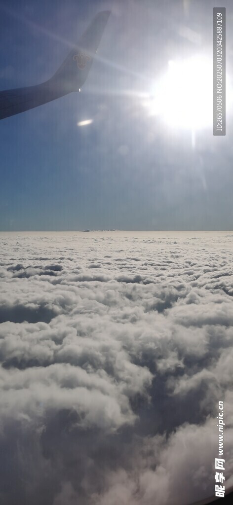 高空俯瞰云海壮丽景象