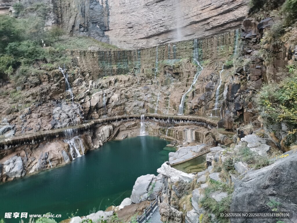 峡谷碧水间的壮美桥梁