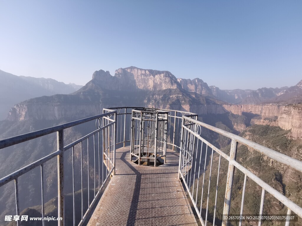 山间观景栈道 