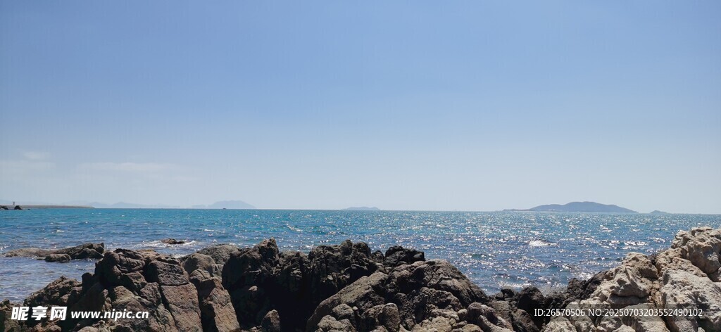 海边嶙峋岩石与广阔蓝天