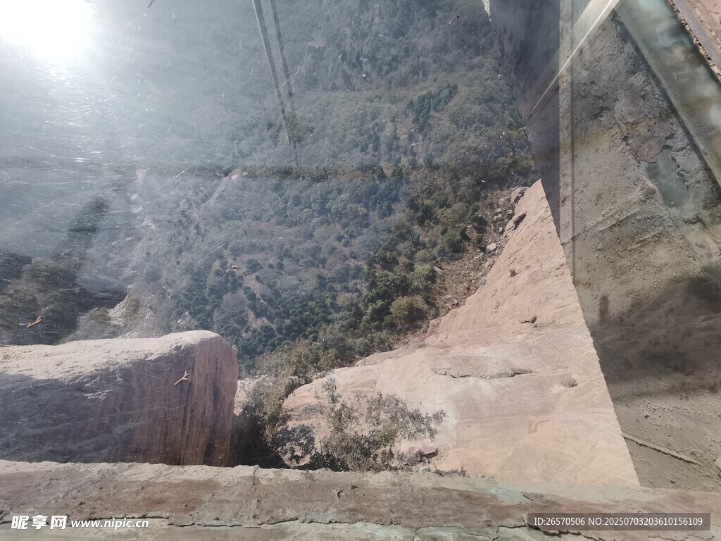 户外岩壁场景