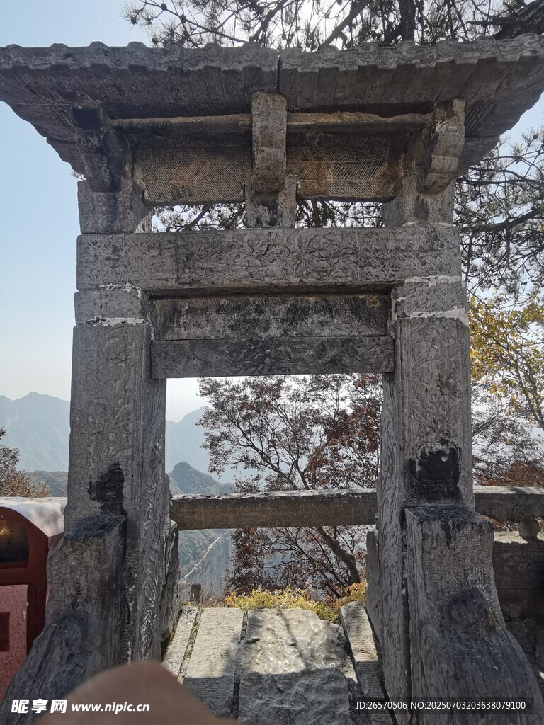 古朴石牌坊 