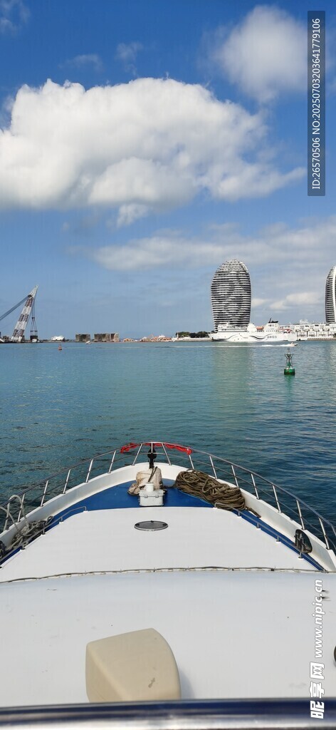 海上航行的船头风景