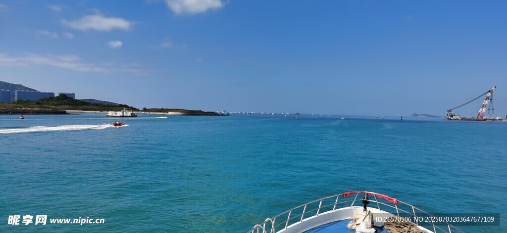 海上航行美景