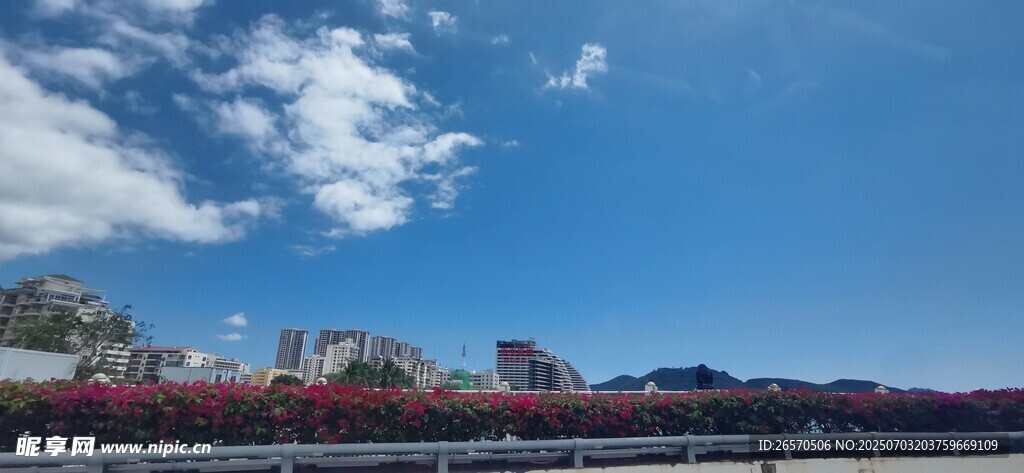 蓝天之下的多彩建筑