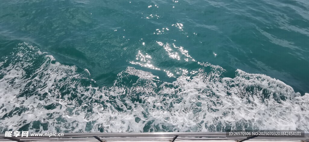 海浪翻涌的蓝色海洋