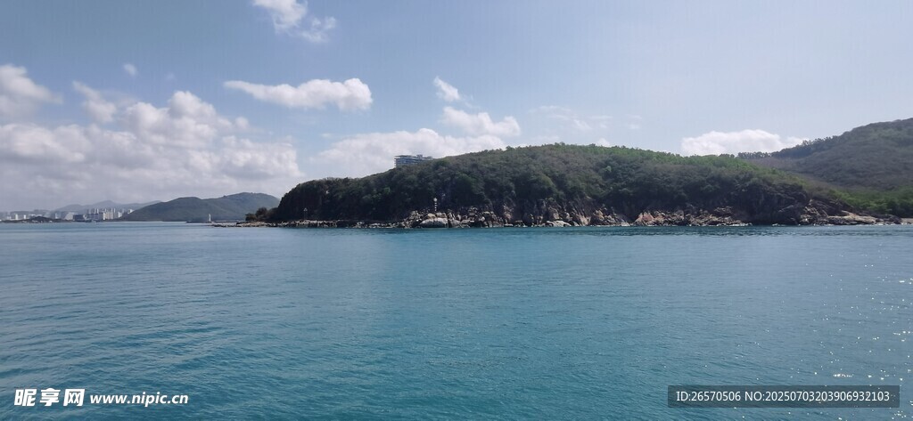 碧海蓝天中的美丽海岸线