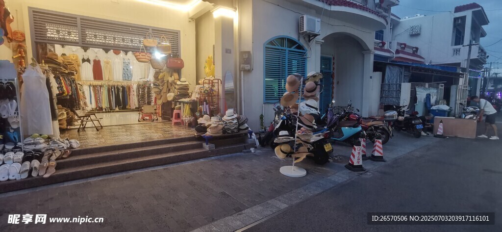 热闹街头的休闲人群
