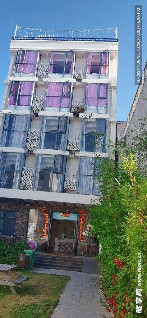 多彩外观的多层居民住宅楼