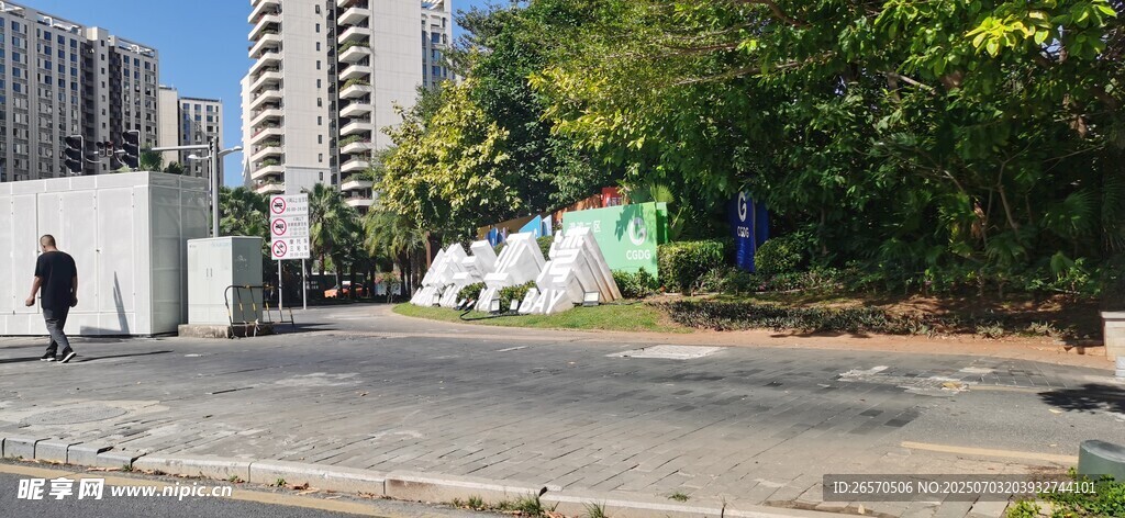 城市街头的多彩涂鸦景观