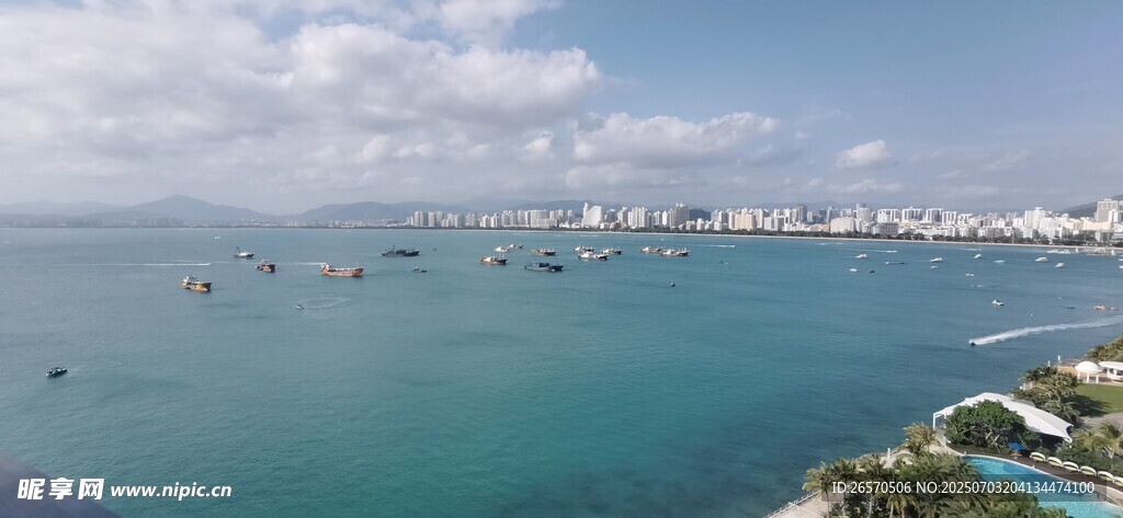 三亚海滨蓝天
