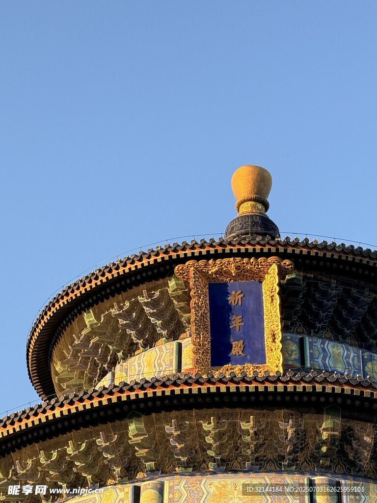 蓝天天坛建筑顶部特写