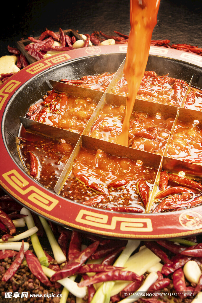 红油火锅底料正在倾倒