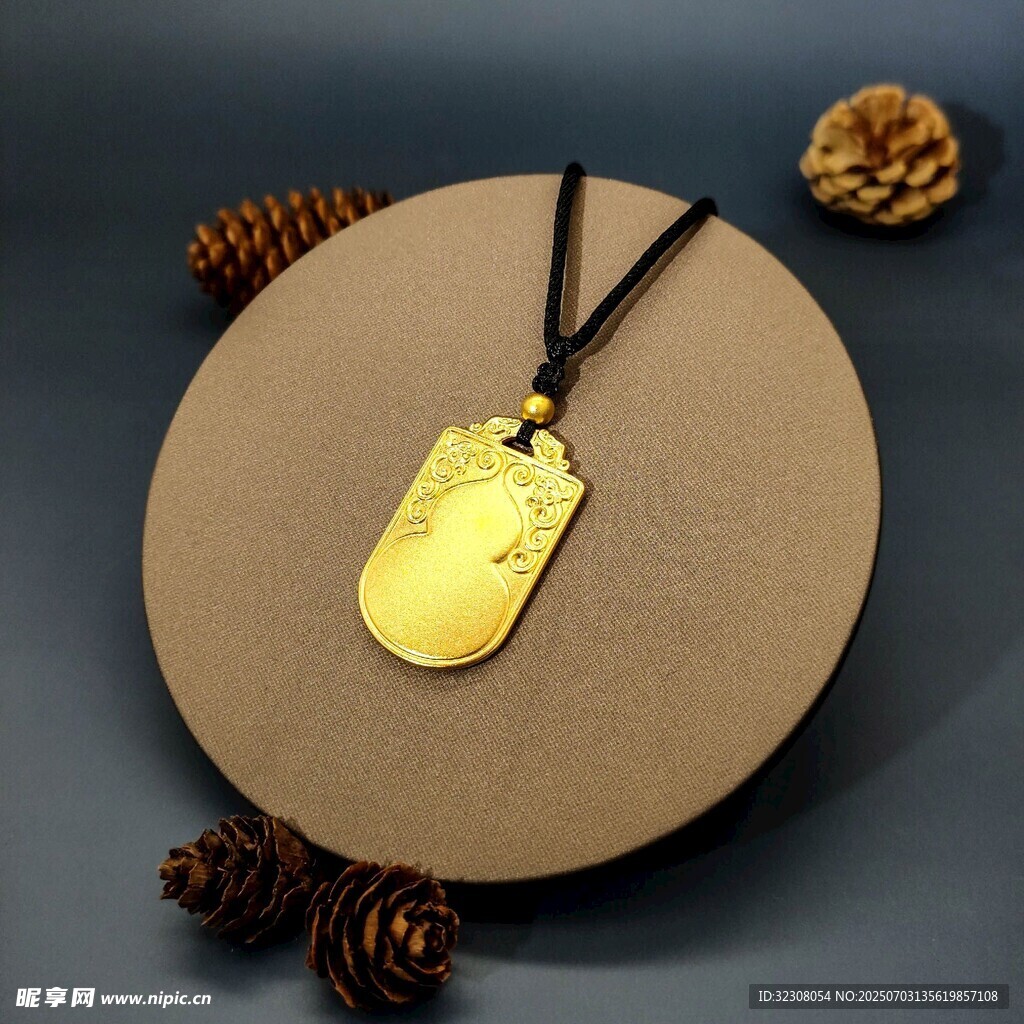 金质吊坠饰品展示