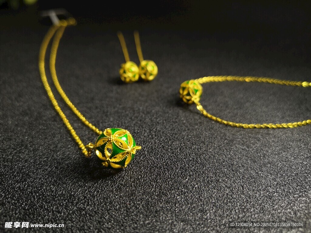 璀璨黄金首饰套装展示