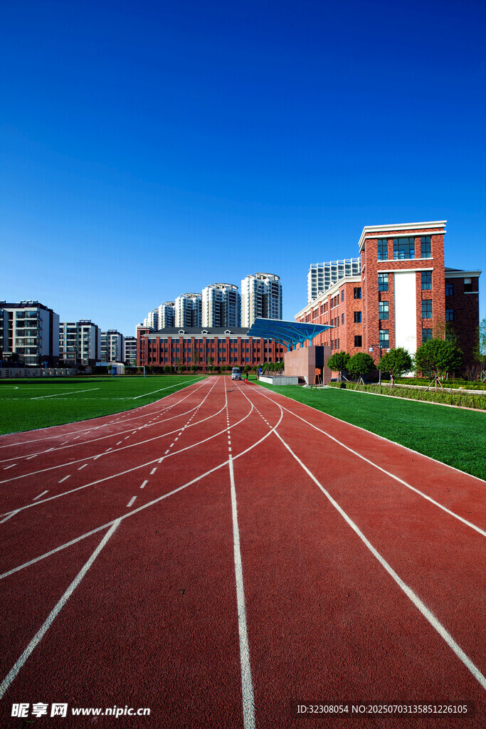 校园红色跑道与教学楼景观