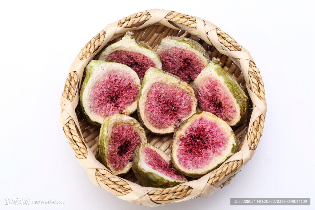 竹篮中的新鲜无花果