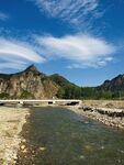 山间溪流与远处山峦美景