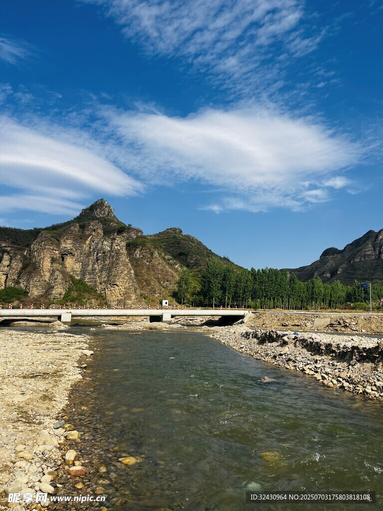 山间溪流与远处山峦美景