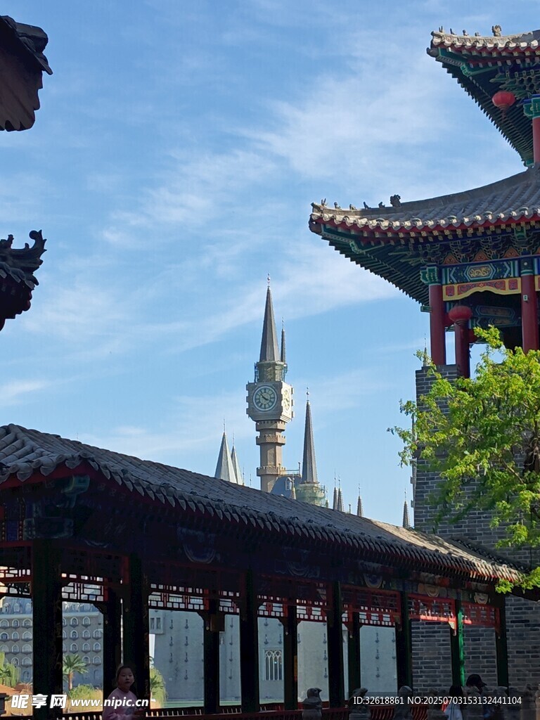 中式古建与异域尖塔同框