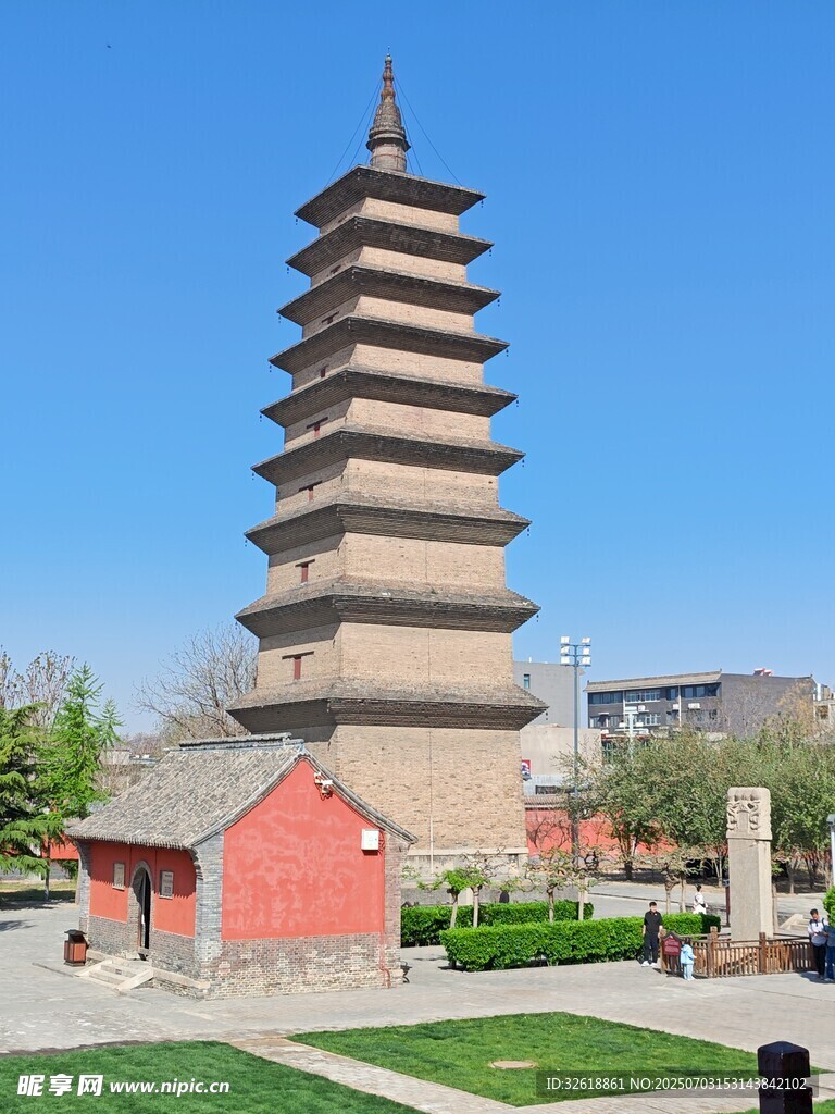 古朴宝塔矗立绿地间