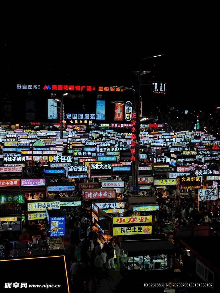 热闹夜市灯火璀璨