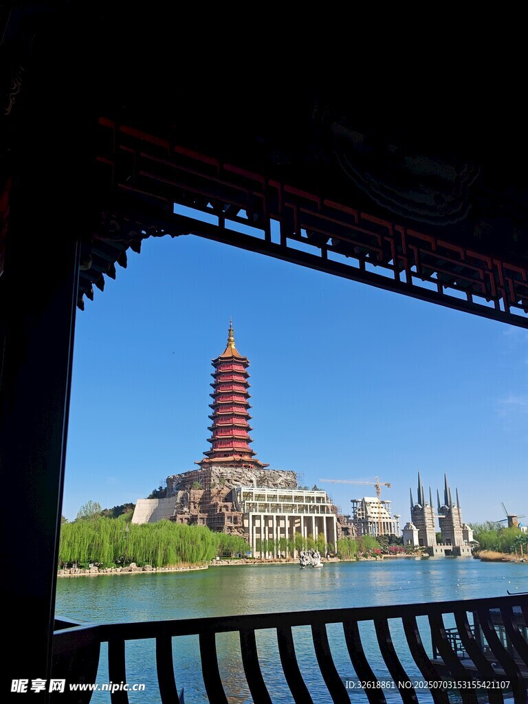 透过楼阁望古塔风景