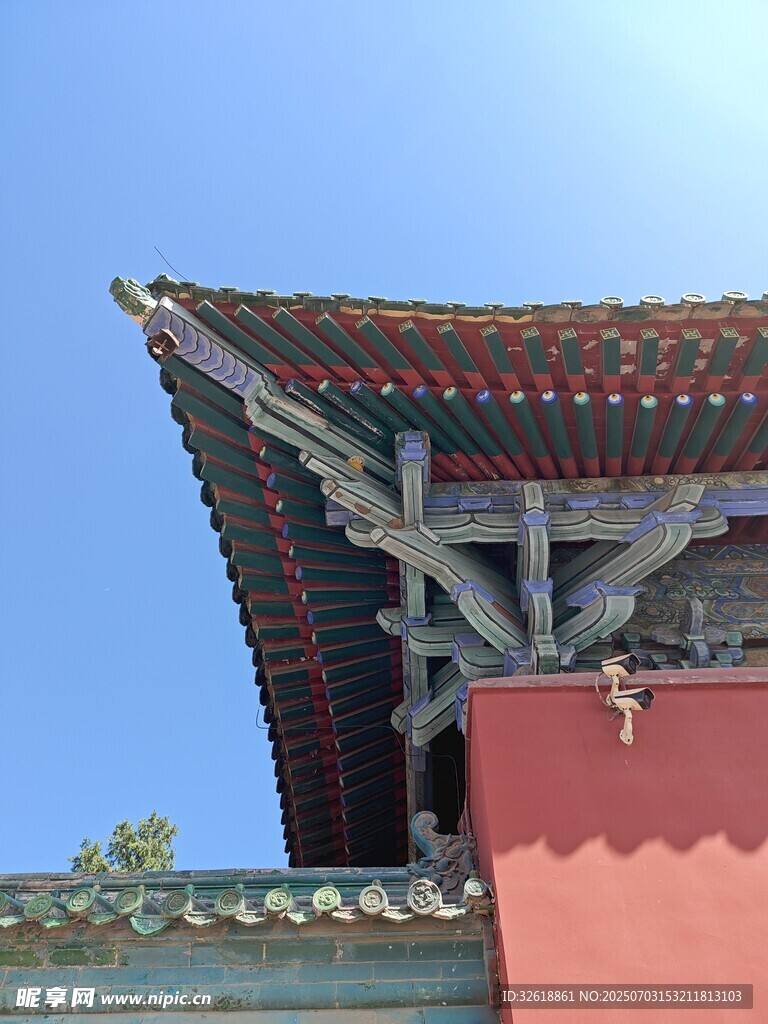中式古建筑屋檐一角