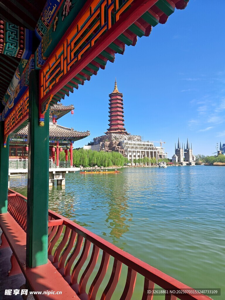 湖畔亭阁望古塔美景