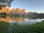 湖畔高楼映夕阳美景
