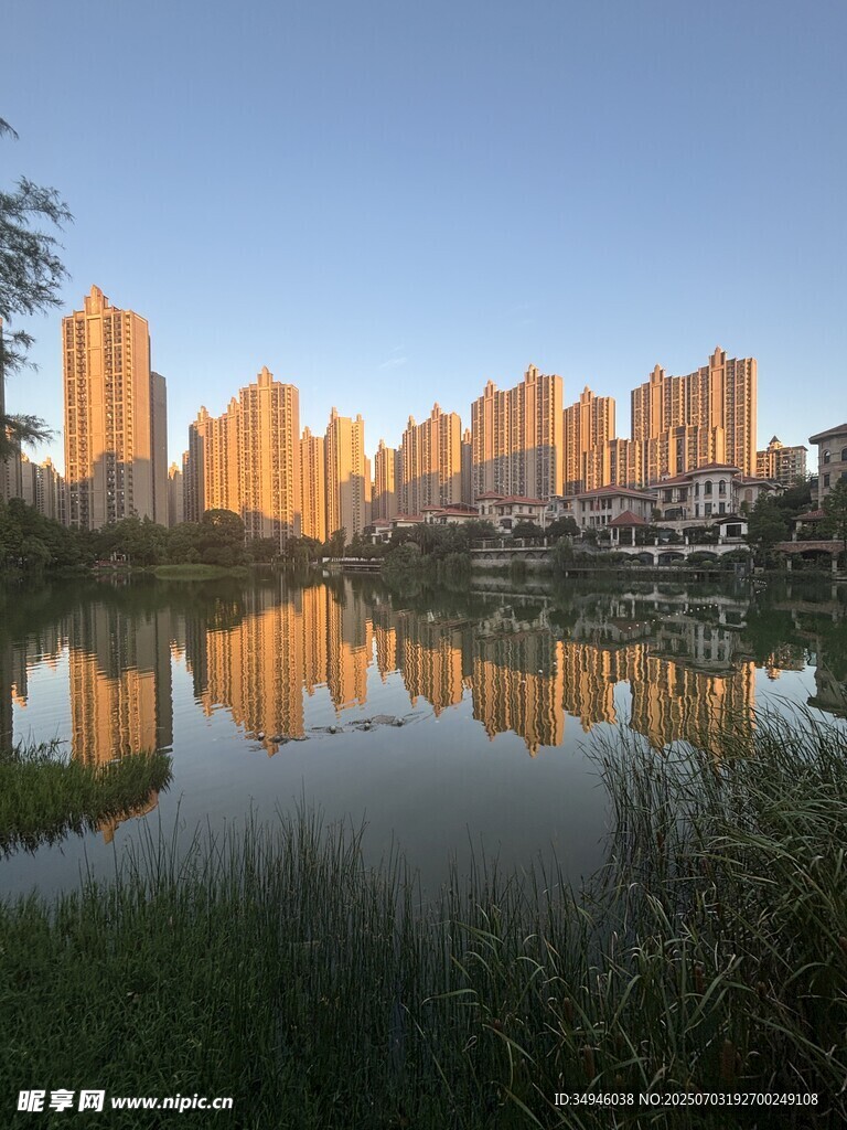 湖畔城市风光