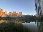 湖畔高楼映夕阳美景
