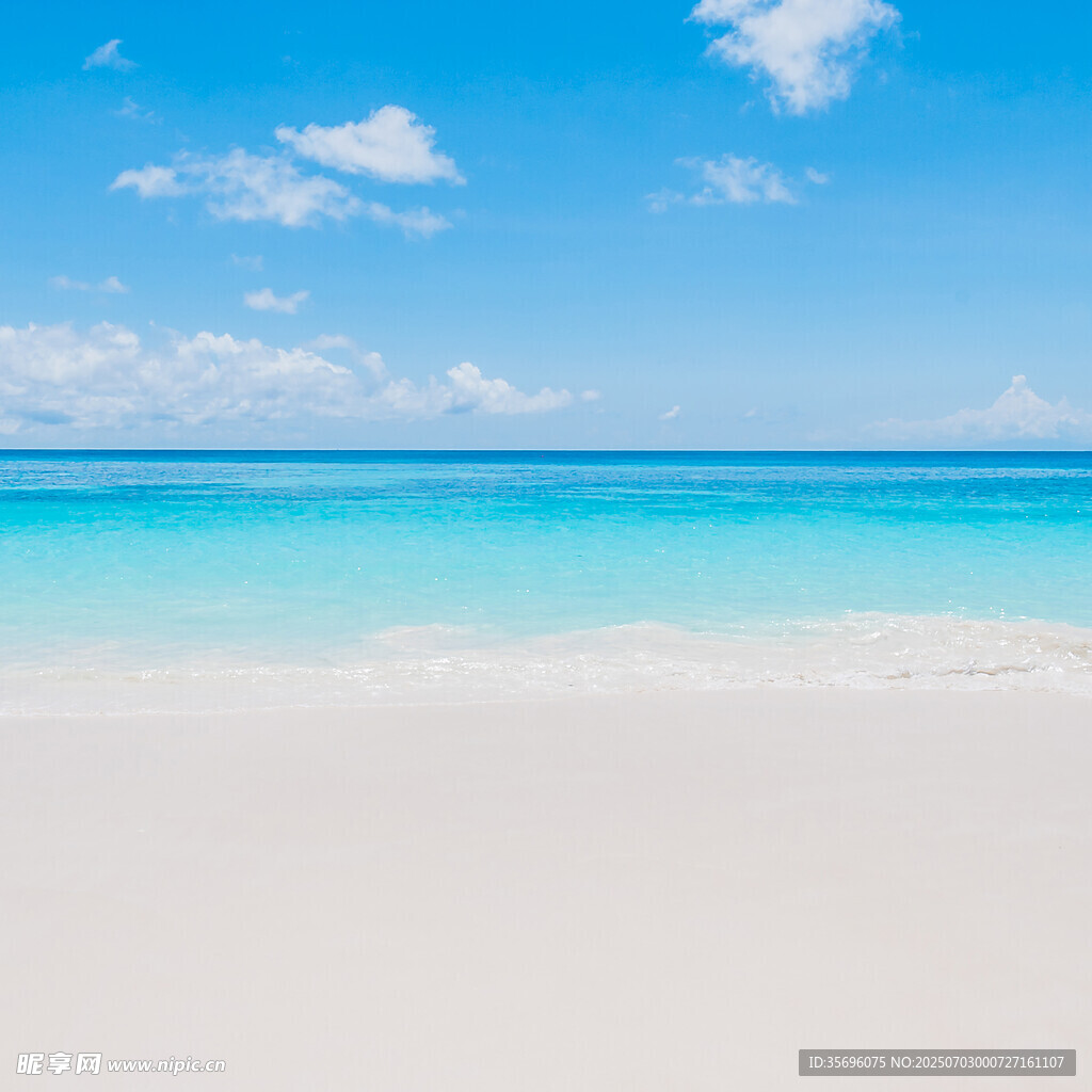 美丽的海滩与湛蓝海洋