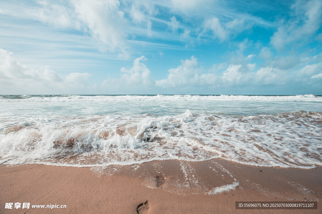 沙滩海浪足迹的美丽风景