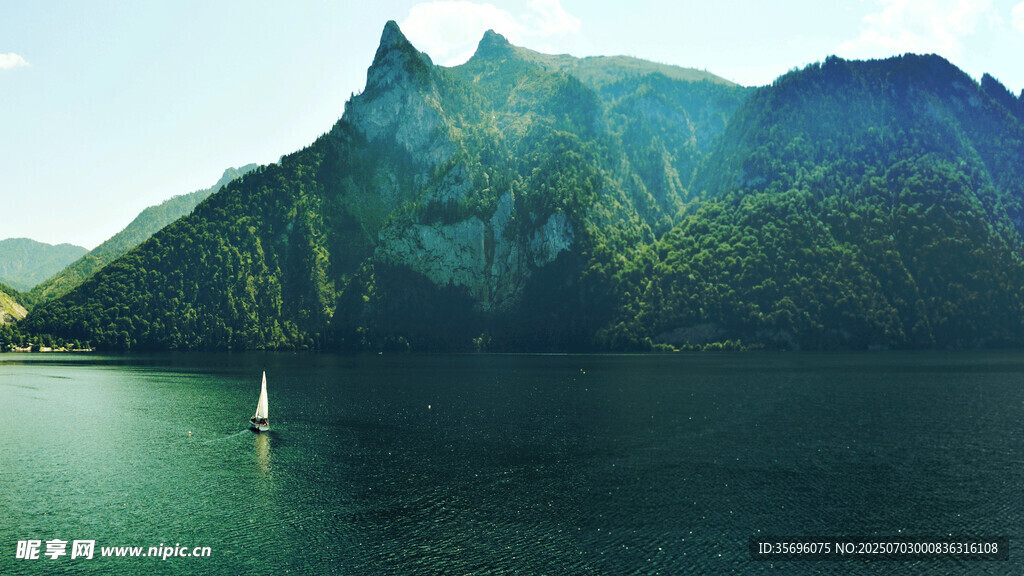 湖光山色中的孤舟美景