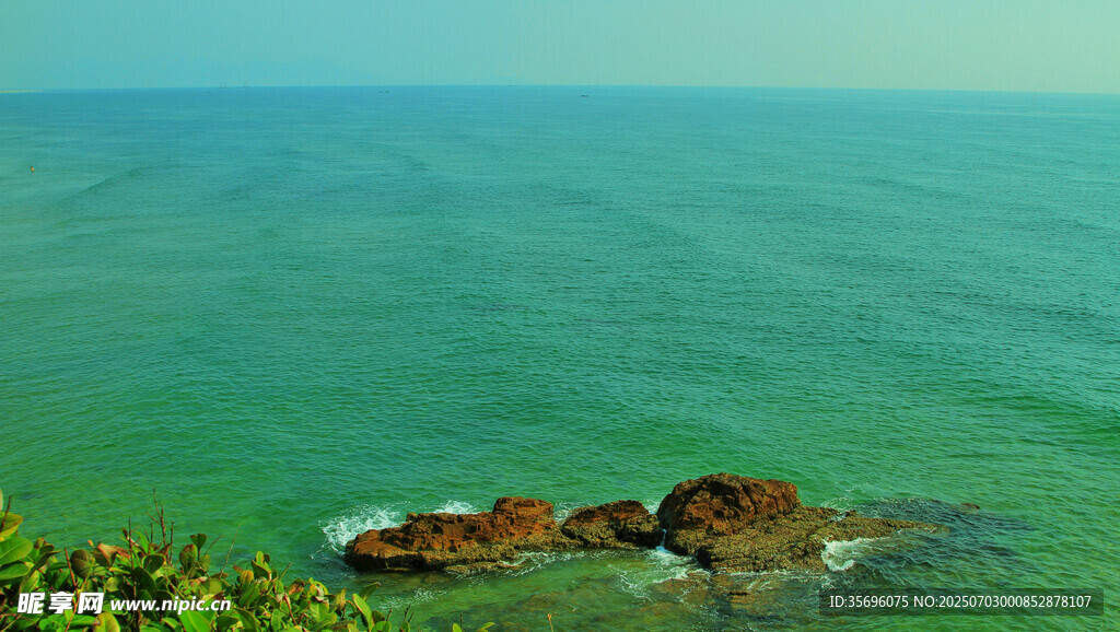 碧海礁石的美丽海岸风光