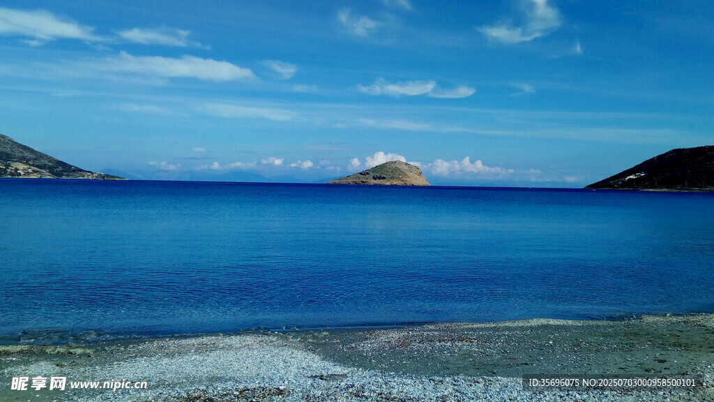 蓝色海域中的孤小岛礁