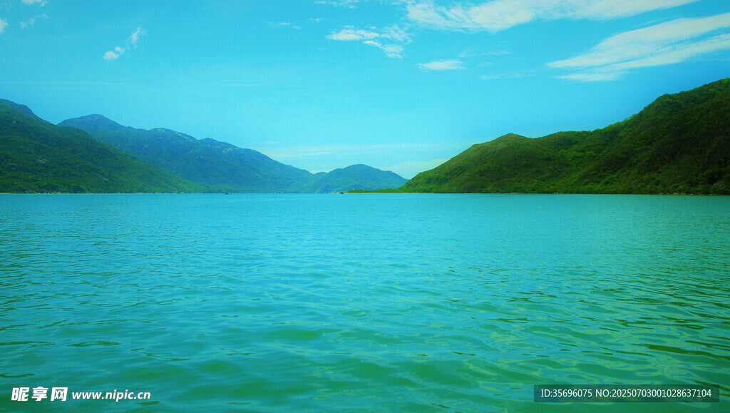 宁静湖景与青山蓝天