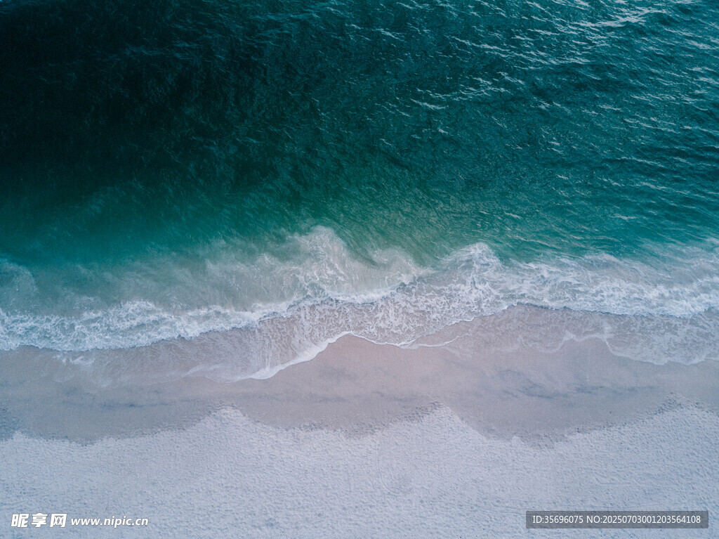 海边沙滩与海浪美景