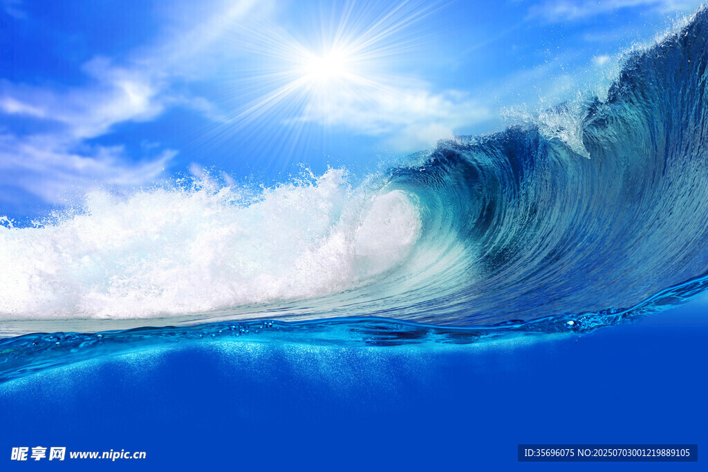 汹涌海浪与灿烂阳光景象