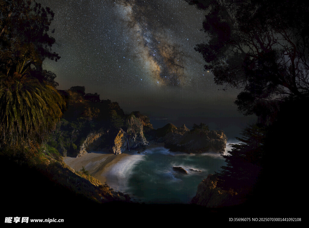 夜空下的海岸美景