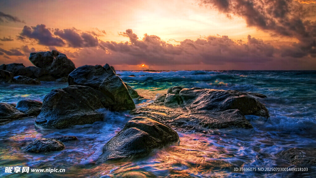 海边日落时的礁石美景