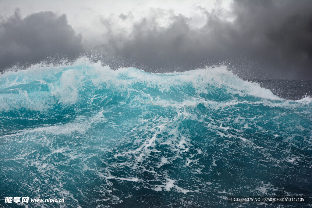 汹涌澎湃的蓝色海浪