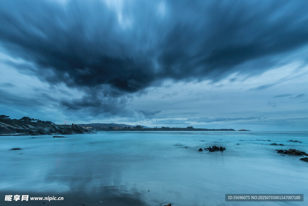 暴风雨前的宁静海景