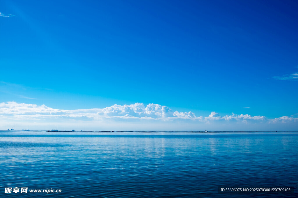 广阔蓝天与平静湖面美景