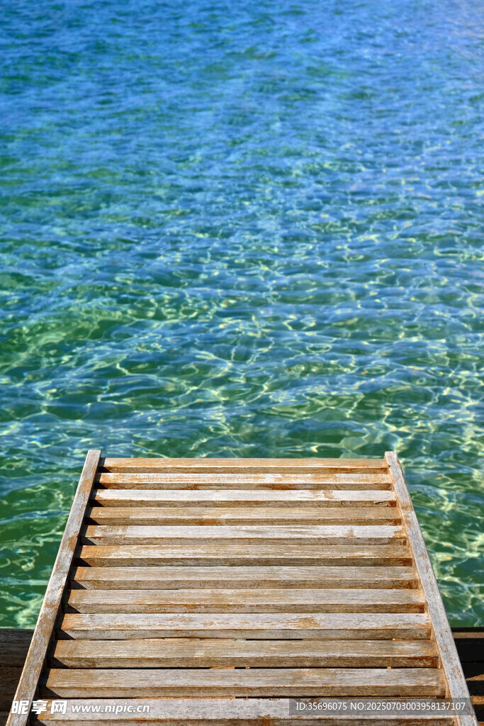 木质栈桥延伸至清澈海水