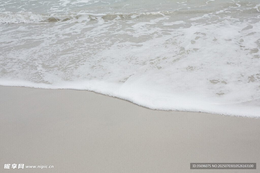 海浪轻吻沙滩